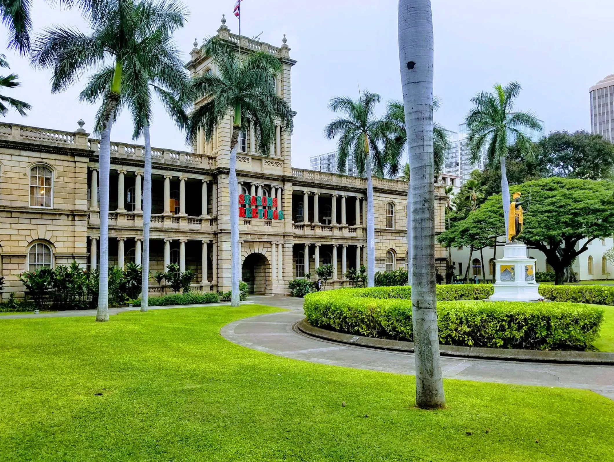 Image: Child peering through a palace window at ʻIolani Palace grounds